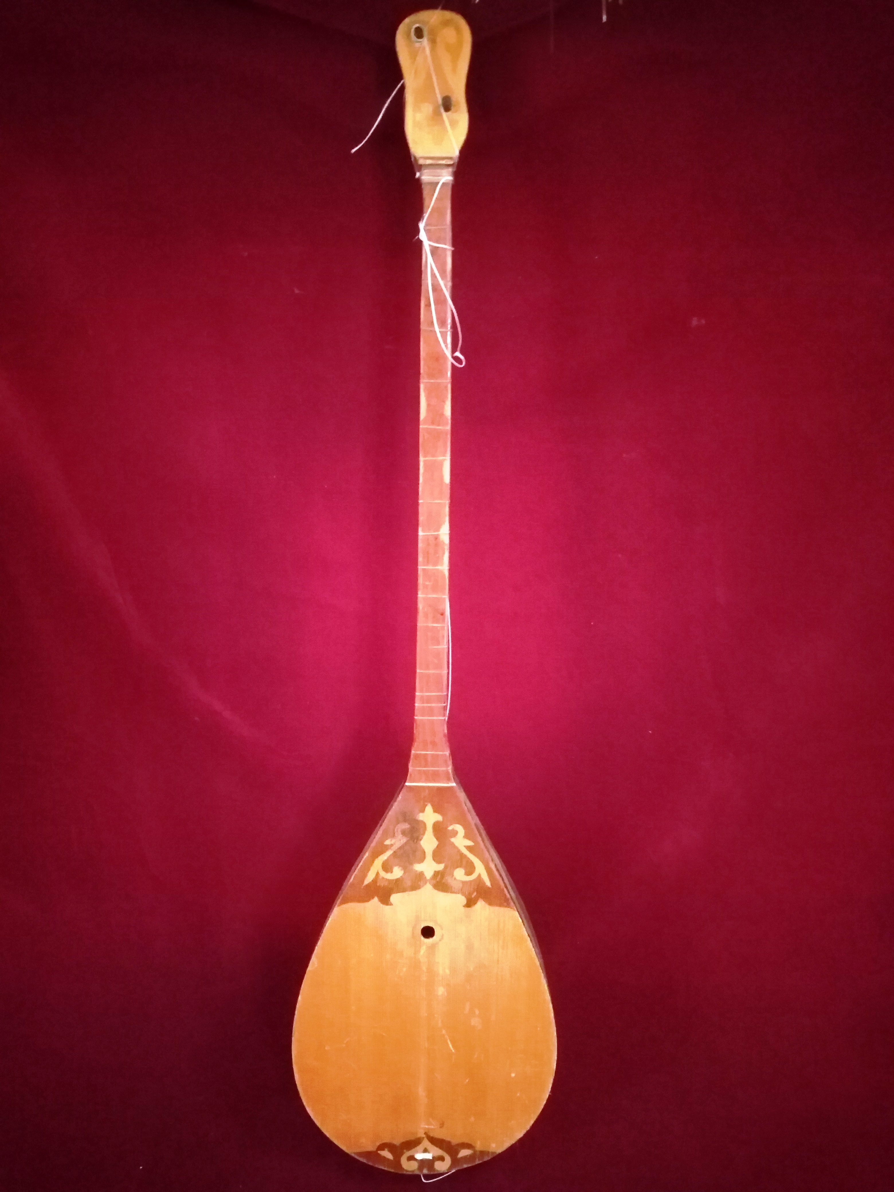 Домбра струнный музыкальный инструмент